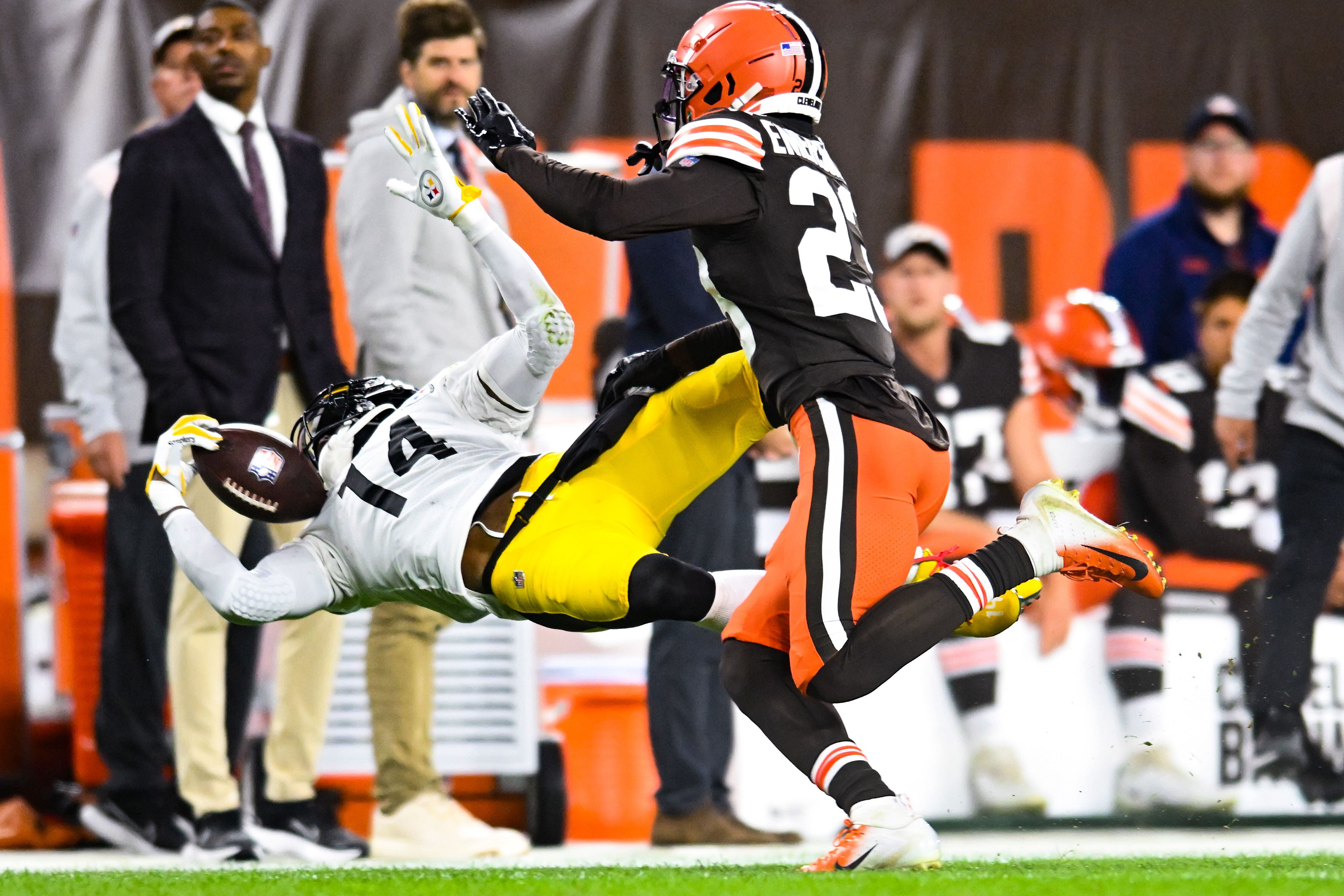 Pittsburgh Steelers wide receiver George Pickens (14) catches a