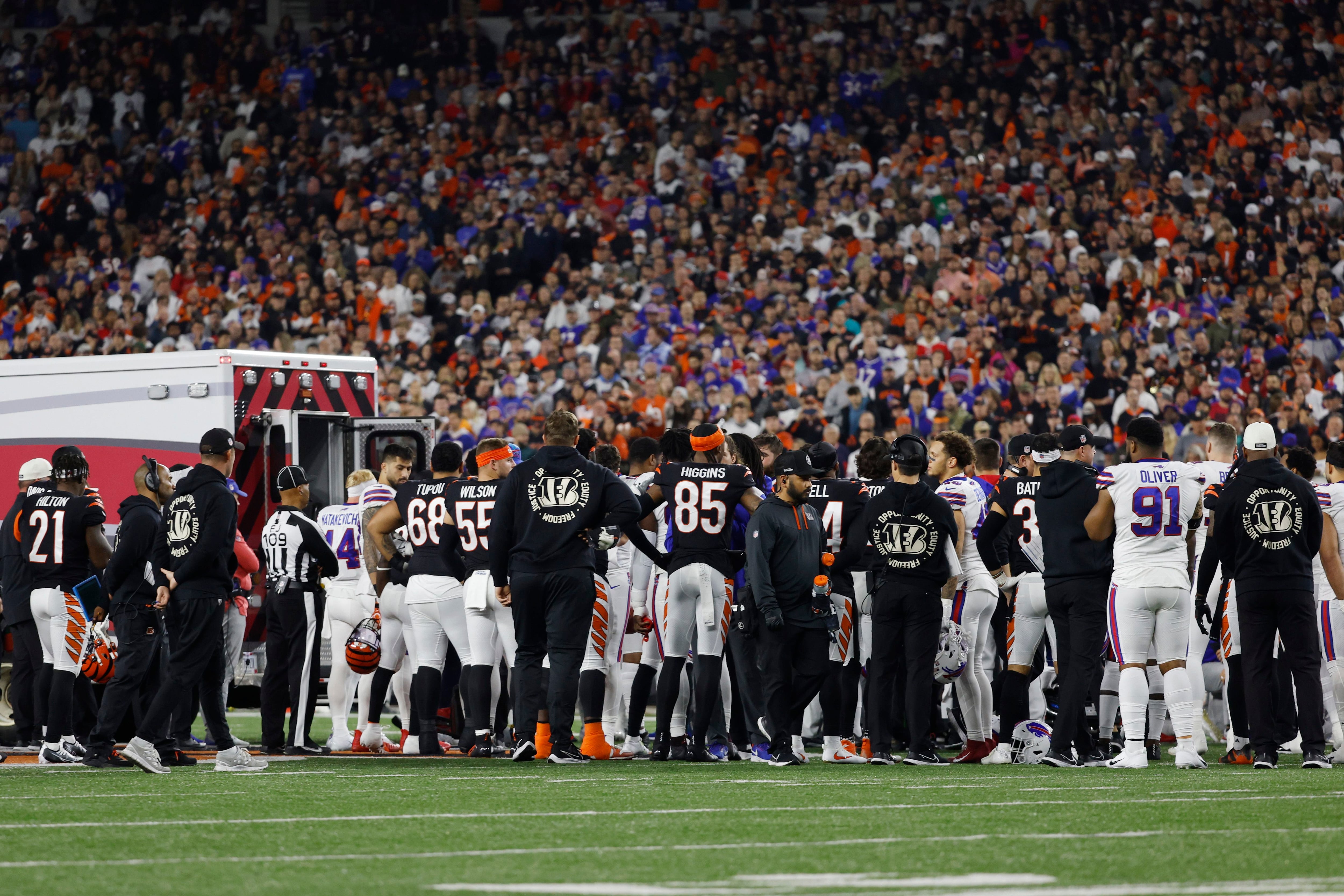 Damar Hamlin remained down on the field after a scary hit 9 Minutes of CPR  